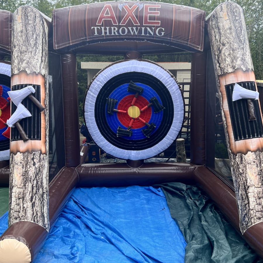 Axe / Archery Throwing Game action shot 3