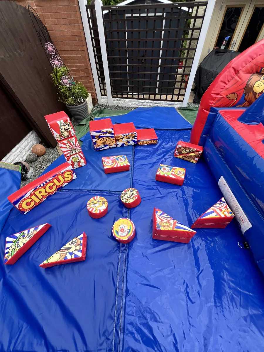 Circus Soft Play Set & Air Juggler Ball Pool action shot 1