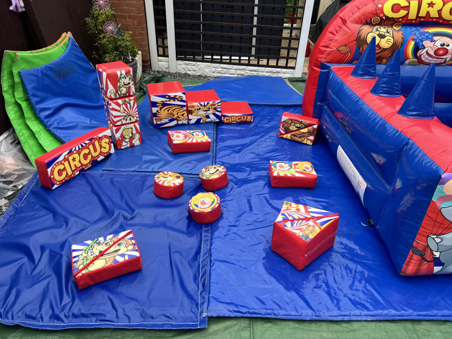 Circus Soft Play Set & Air Juggler Ball Pool action shot 3